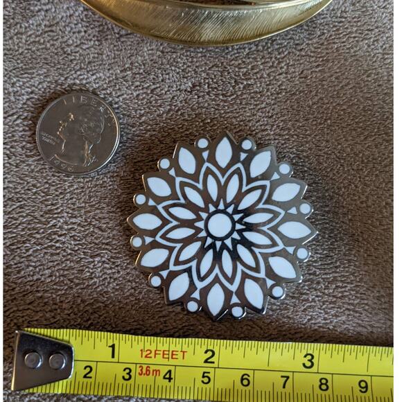 Brooch Vintage Trifari Set 2 Gold Tone Crown Silver Tone Snowflake Pin Brooch - Picture 12 of 12